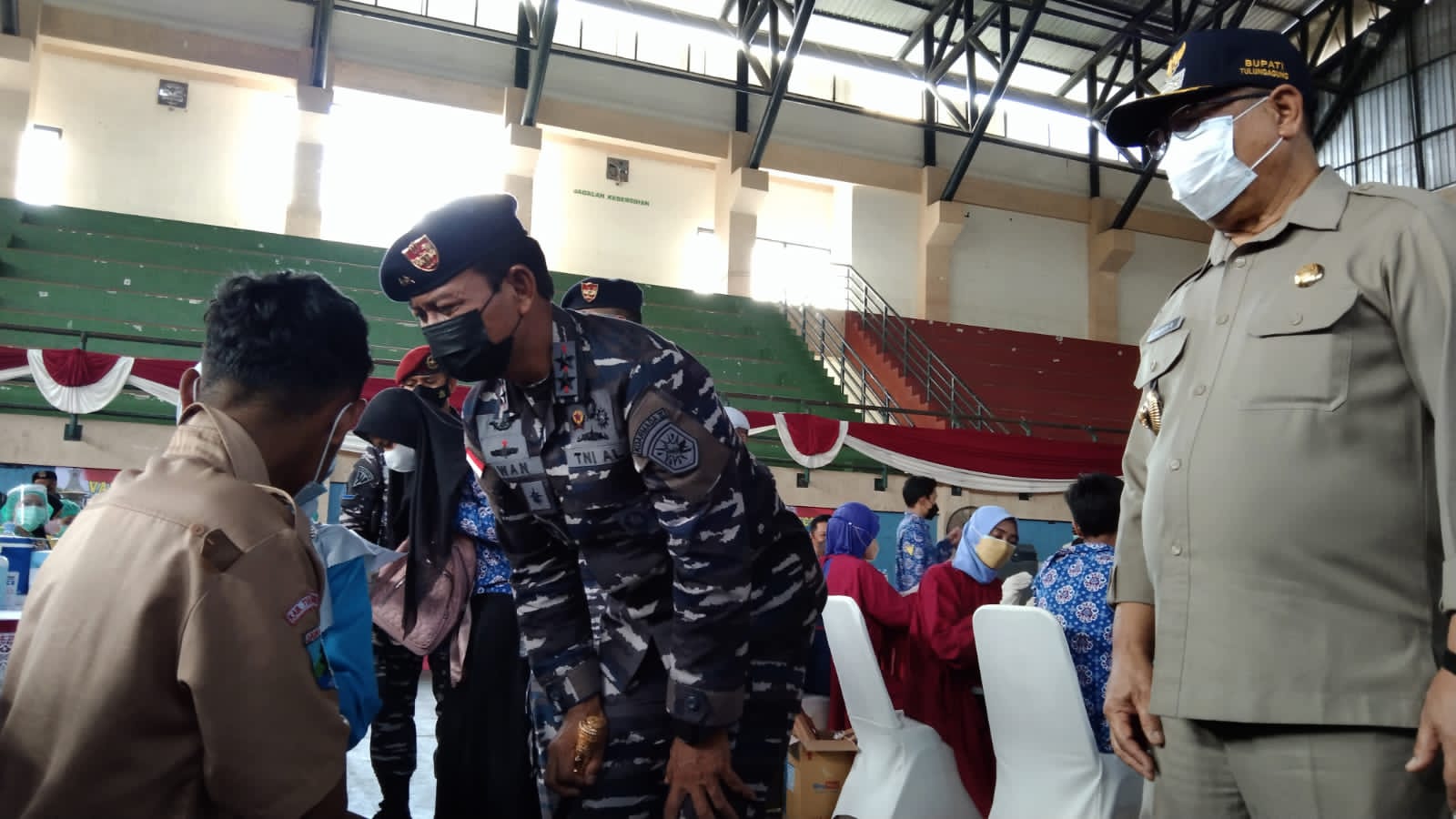 Pangkoarmada II, Laksamana Muda TNI Iwan Isnurwanto dan Bupati Tulungagung, Maryoto Birowo saat meninjau pelaksanaan vaksinasi di GOR Lembupeteng.