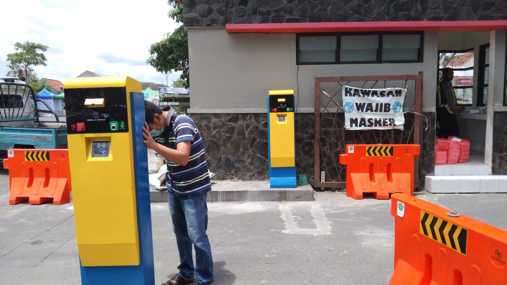 Pemasangan mesin parkir otomatis di pintu gerbang GOR Lembupeteng.