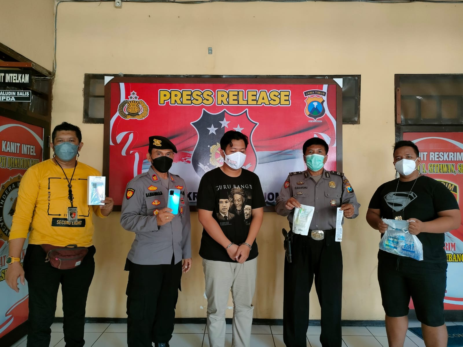 Sopir pribadi pencuri handphone majikannya sipit petugas Polsek Kota Jombang.