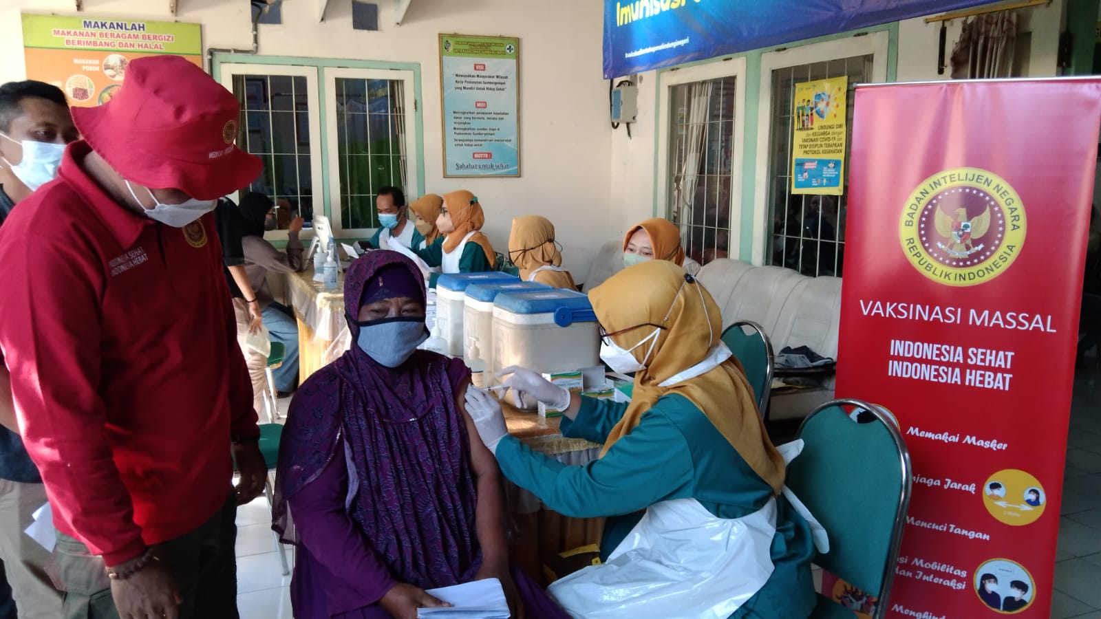warga Sumbergempol saat disuntik vaksin covid-19 di Puskesmas Sumbergempol.