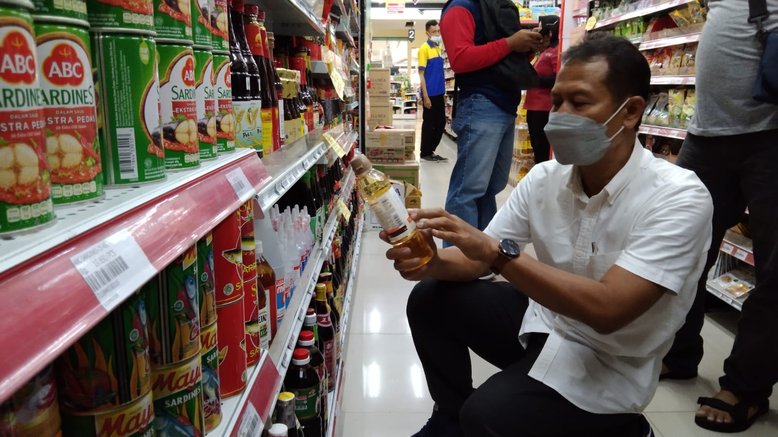 Petugas Dinas Kesehatan saat memeriksa keamanan pangan jelang Nataru.