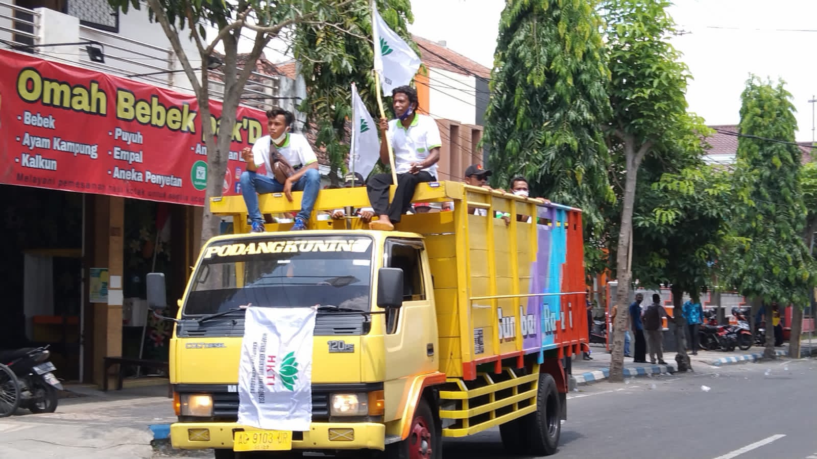 Puluhan warga menggruduk kantor BPN Tulungagung, mempertanyakan status HGU NV. Perkongsian Dagang Indoco, (16/12).