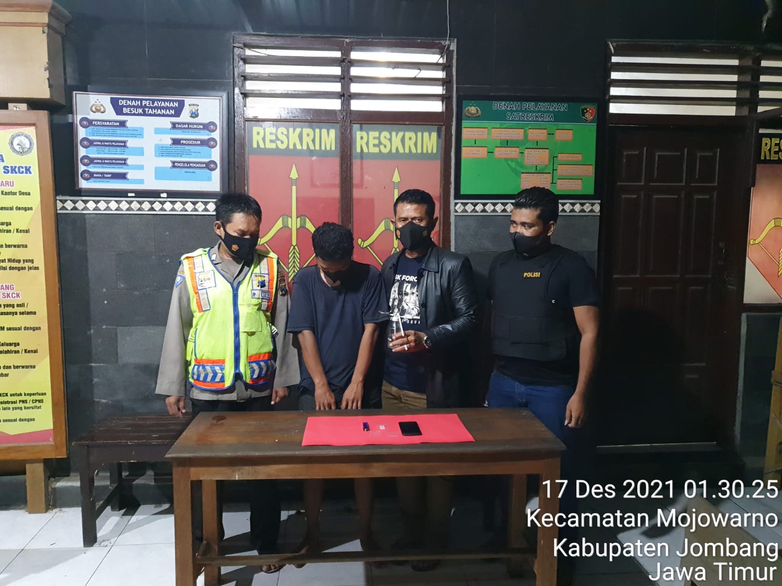 Tersangka MF diapit Kapolsek Mojowarno AKP Yogas.