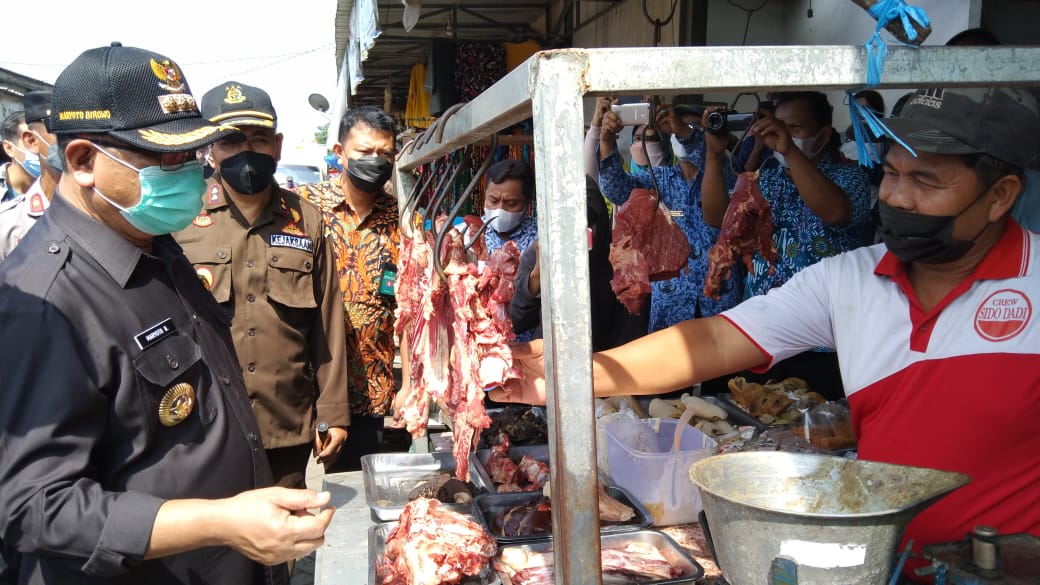 Bupati berbincang dengan pedagang pasar Ngemplak.