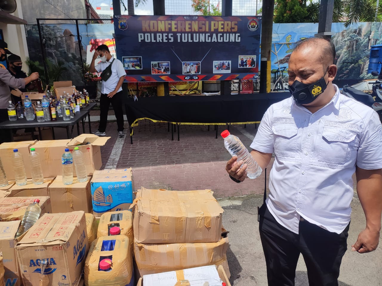 Kasat Reskoba Polres Tulungagung, Iptu Didik Riyanto tunjukan barang bukti miras.