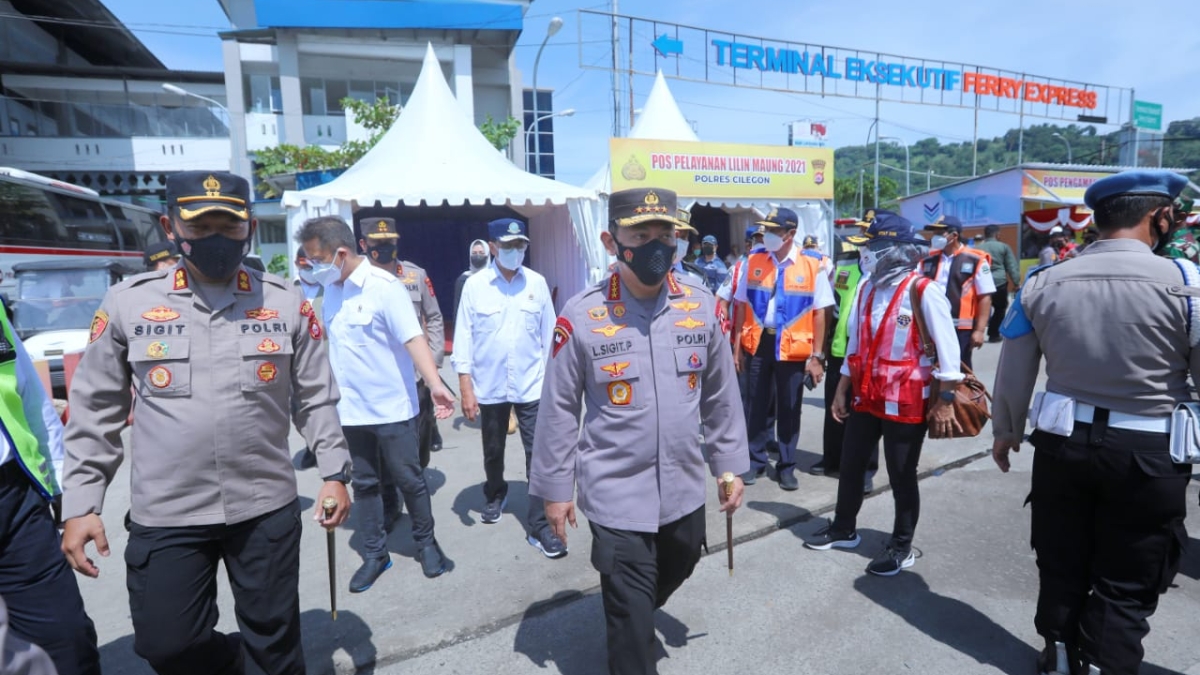 Kapolri Jenderal Listyo Sigit Prabowo meninjau langsung Pelabuhan Merak, Banten.