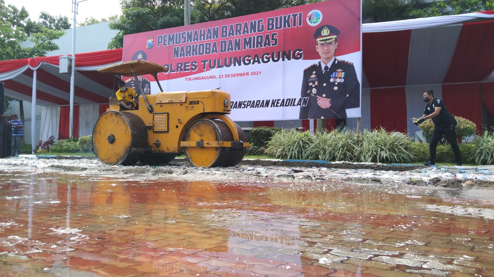 Ribuan miras dilindas dengan alat berat di halaman Pemkab Tulungagung.
