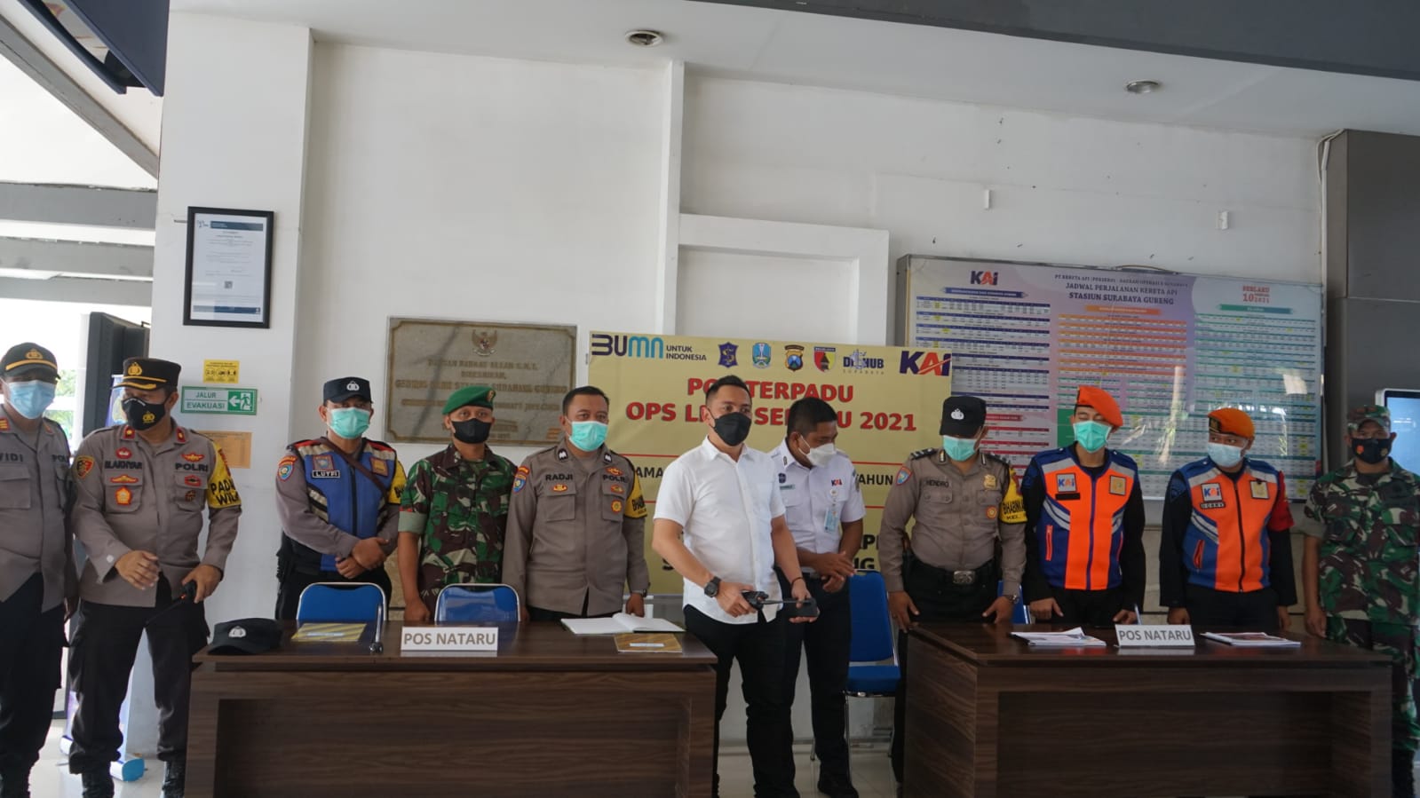 Irwasum Polri Komjen Agung Budi Maryanto menggelar pemeriksaan kesiapan aparat maupun penyelenggara kereta api di Stasiun Gubeng Surabaya, Jumat (24/12/2021).