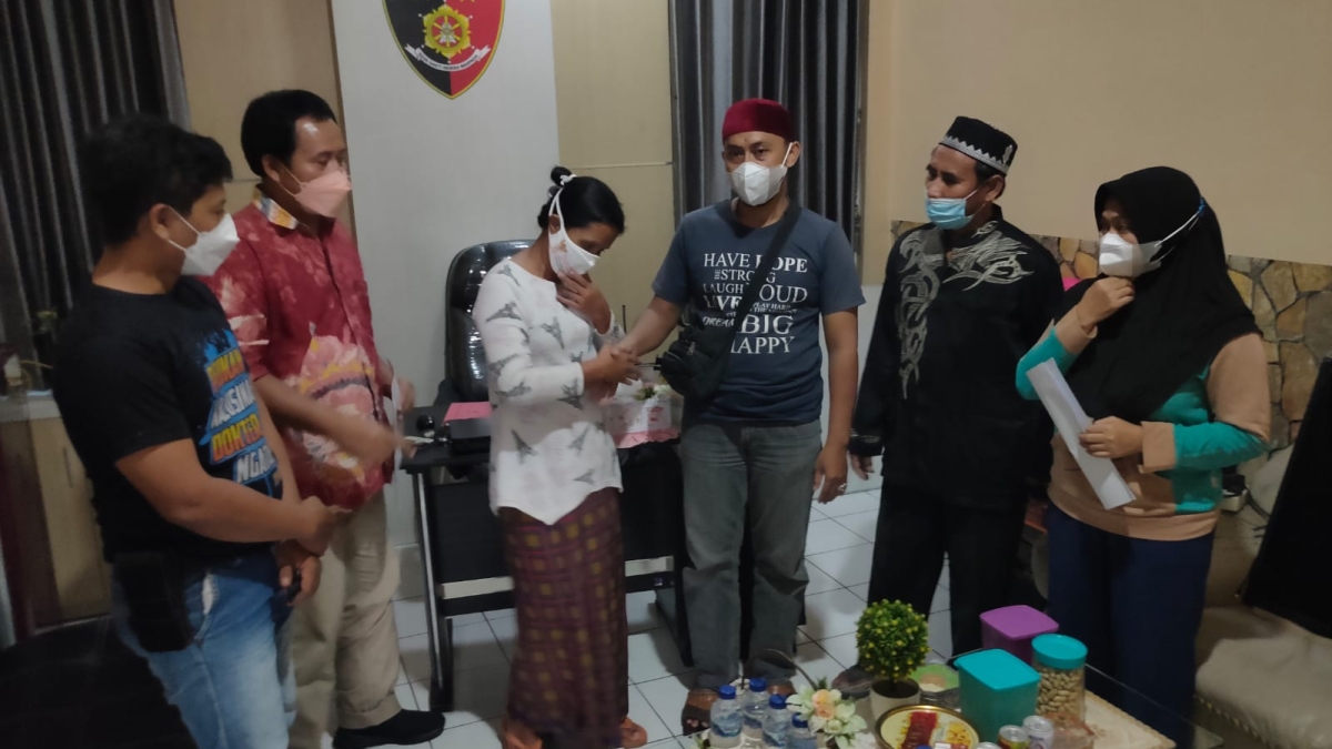 Pelaku dengan anggota Polsek Kenjeran saat kesepakatan damai.