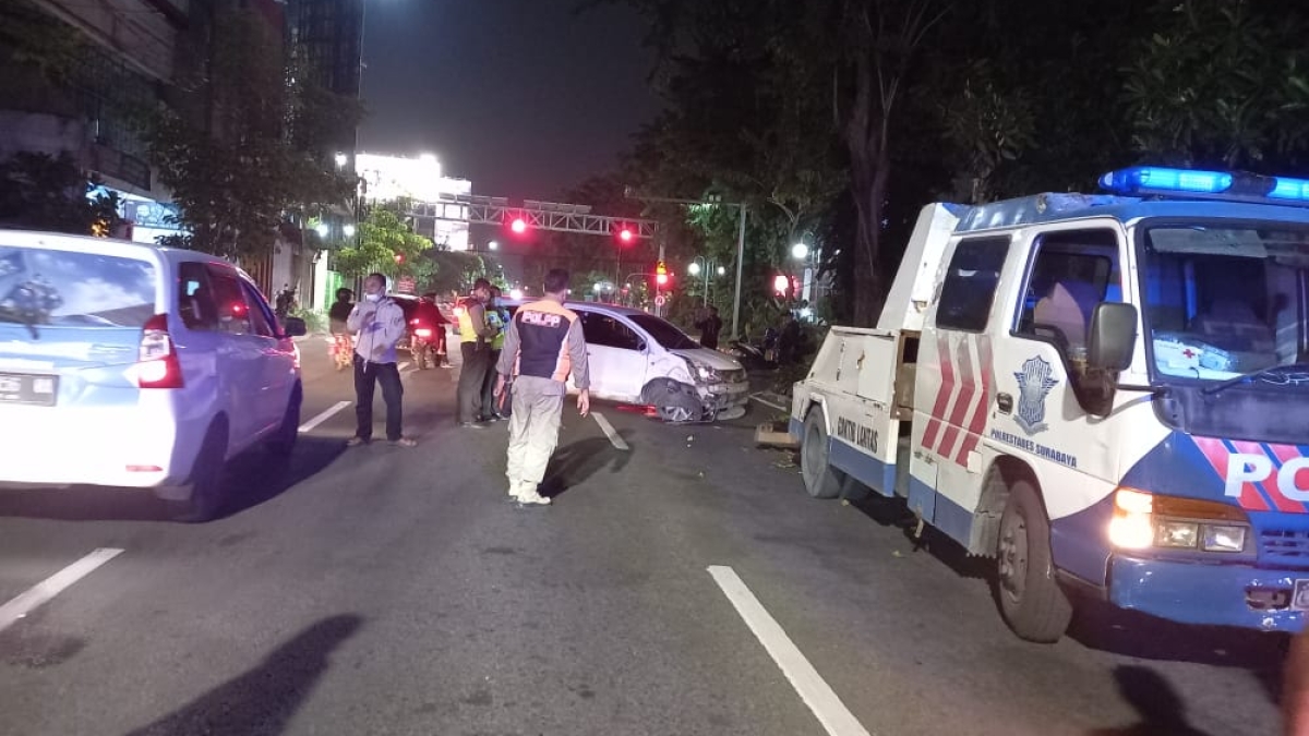 Mobil yang Terlibat Laka Tabrak Pohon.