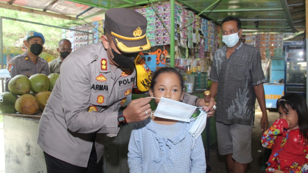 Kapolres Sampang Pakaikan Marker Disela-sela Kunjungan.