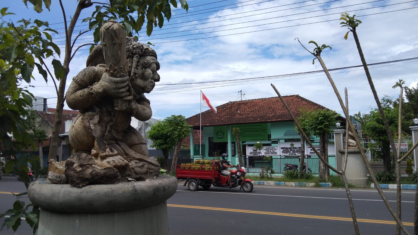 Kondisi patung dwarapala di Jalan Pahlawan Kabupaten Tulungagung, bagian kaki sebelah kanan terputus