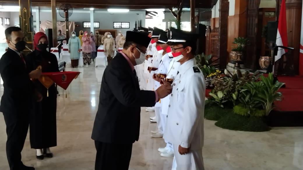Bupati Tulungagung, Maryoto Birowo memasang lencana pada Kepala Desa terpilih.