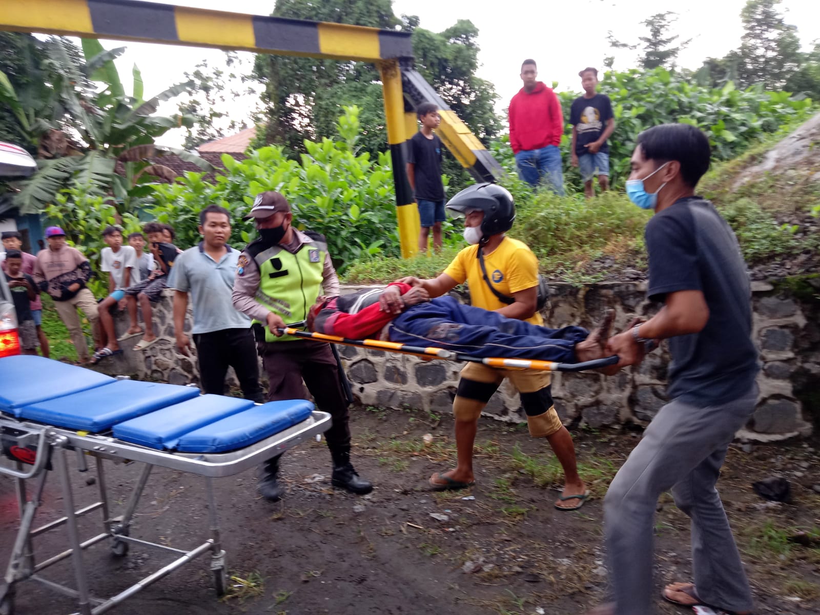 Korban saat dievakuasi menggunakan ambulans.