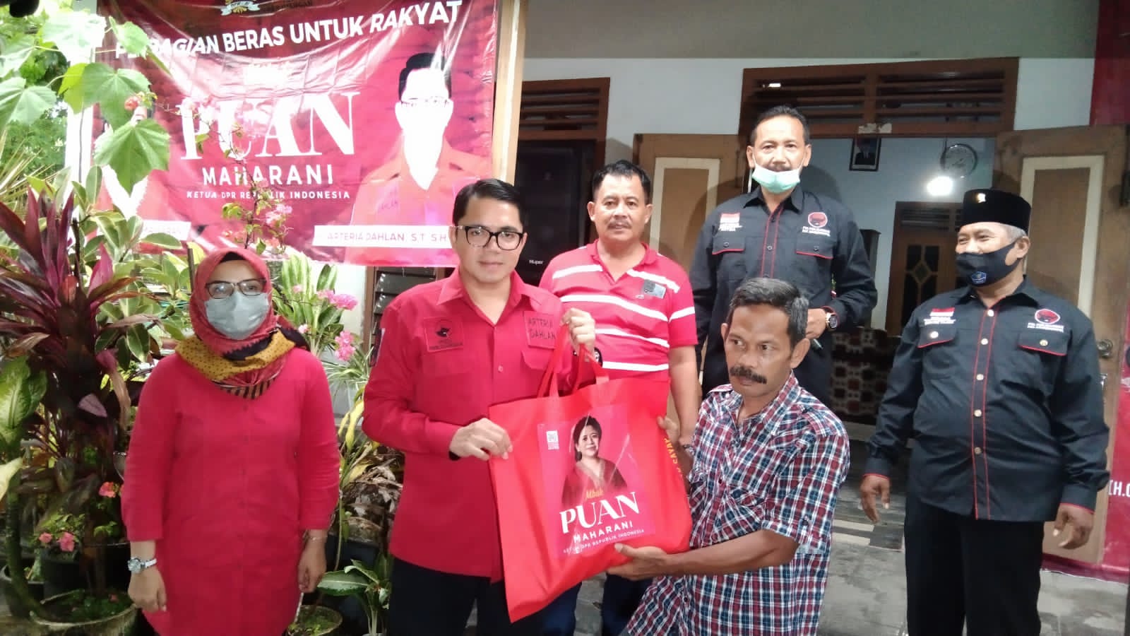 Arteria Dahlan bagikan beras bergambar Puan Maharani.