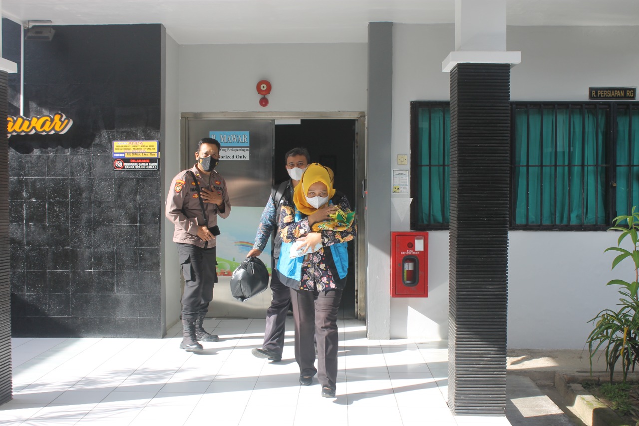 Petugas dari PSAB menggendong bayi yang ditemukan di warung bakso.