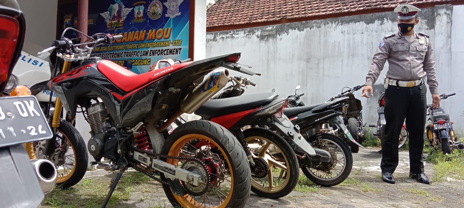 Sepeda motor dengan knalpot brong diamankan oleh Polisi.