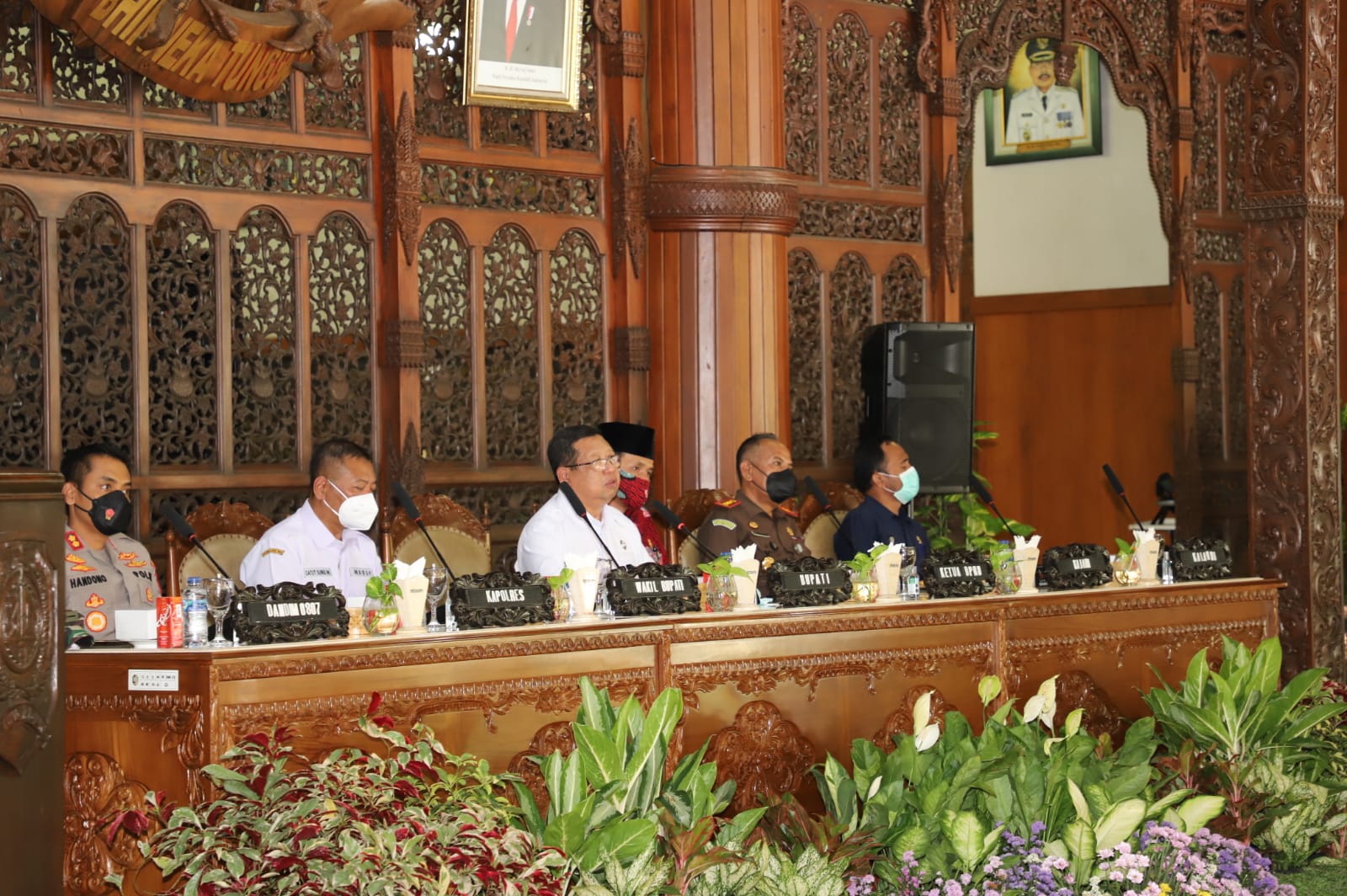 Bupati Tulungagung, Maryoto Birowo saat memimpin rapat koordinasi penanganan covid-19.