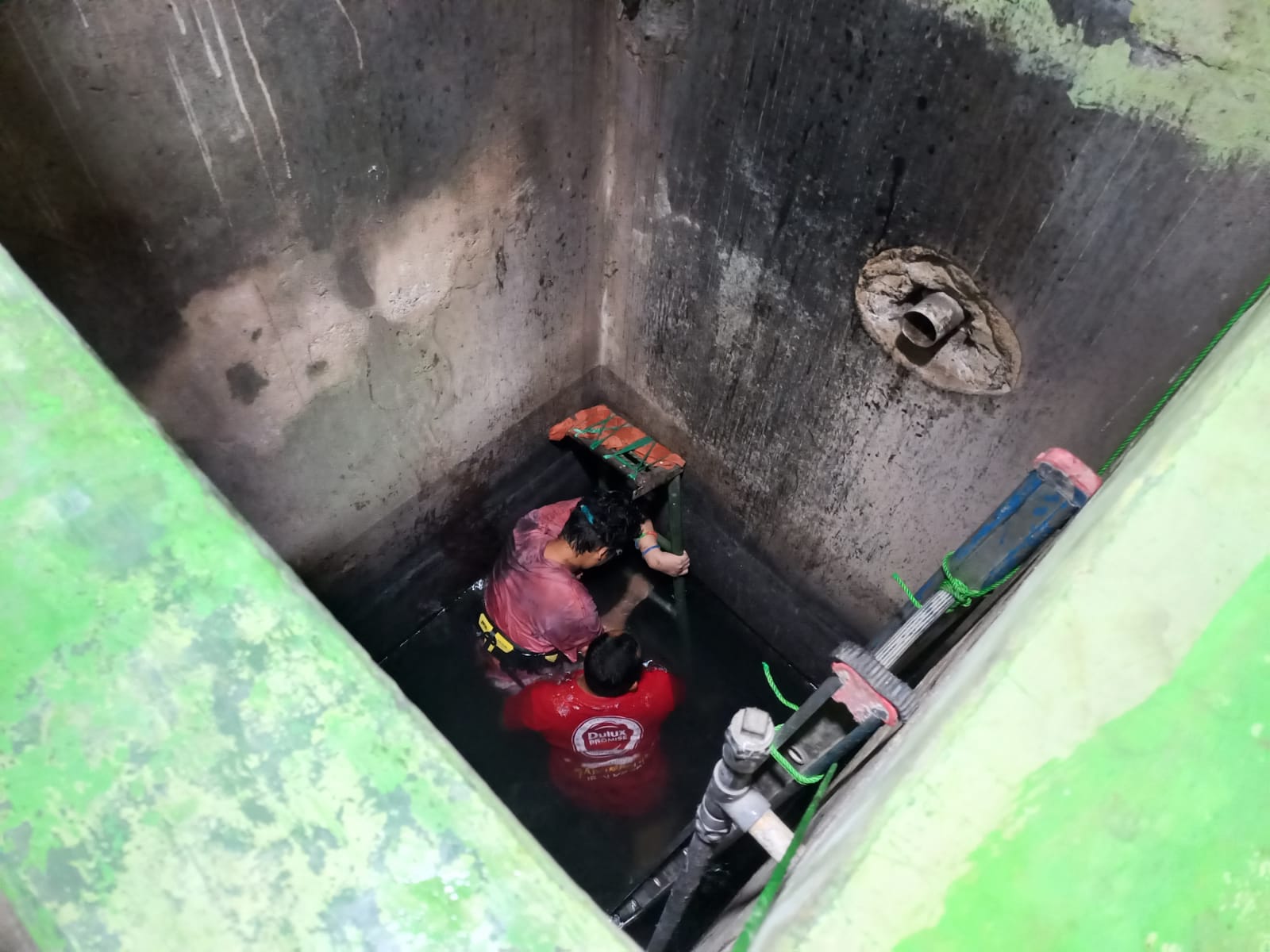 Proses penyelamatan pemuda tuna rungu dari dalam sumur oleh petugas.
