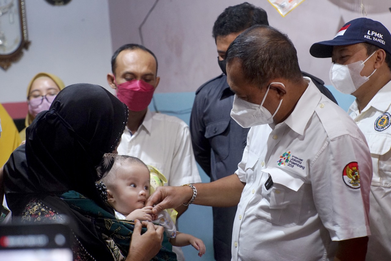 Wawali Armuji saat mengunjungi keluarga bayi Kenzo.