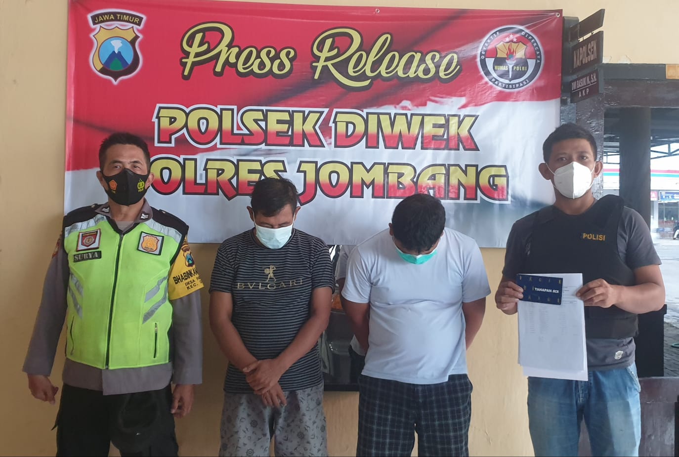 Pelaku pencurian uang dalam tabungan diapit petugas Polsek Diwek Polres Jombang