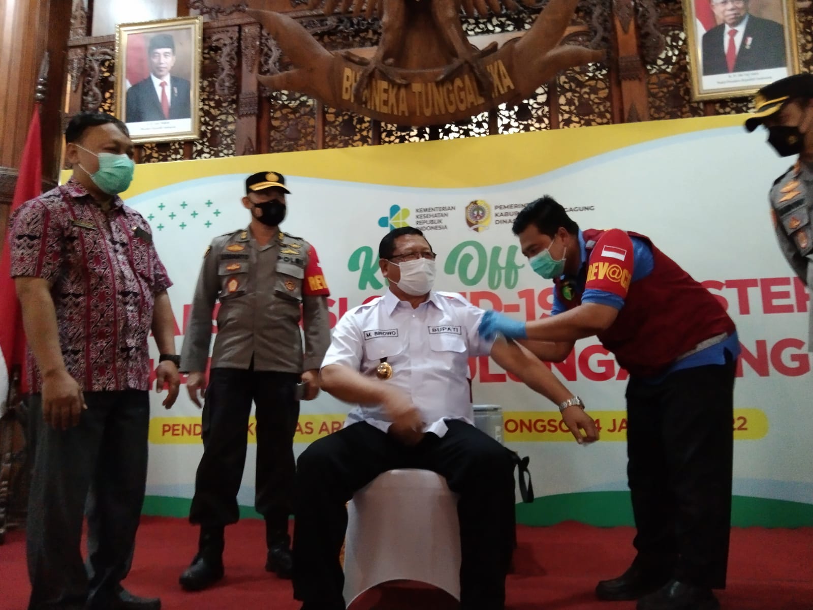 Bupati Tulungagung saat di vaksin booster.
