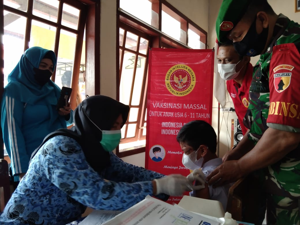 Vaksinasi anak oleh BIN di Tulungagung