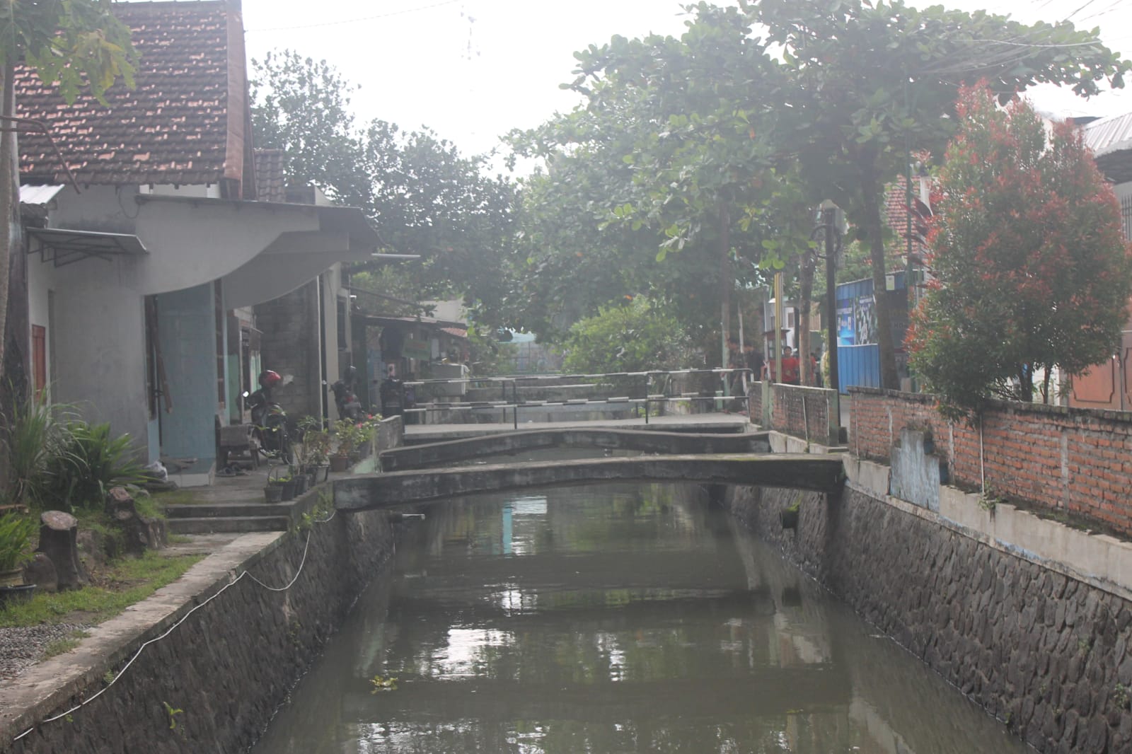 Air sungai di Tulungagung keruh, tercemar mikroplastik.