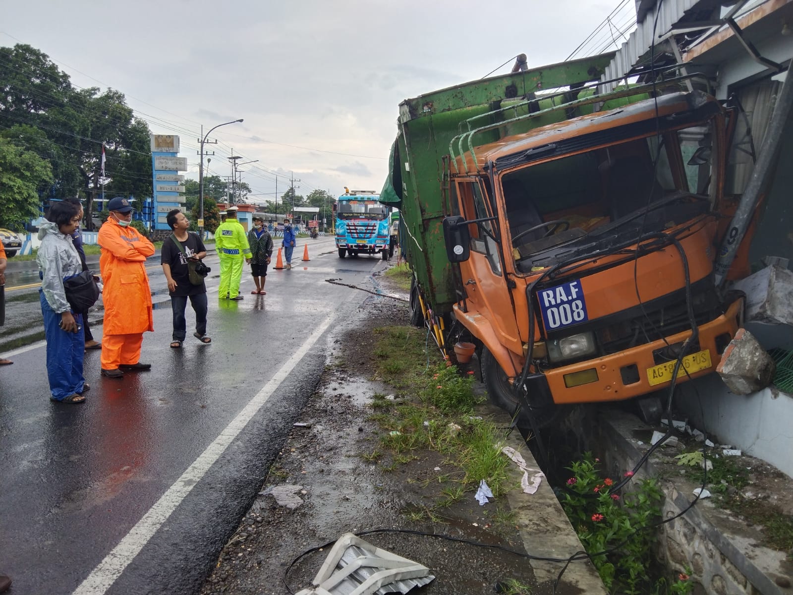 Truk Fuso yang menghantam rumah warga di Ngantru, sebabkan bagian depan rumah rusak berat.
