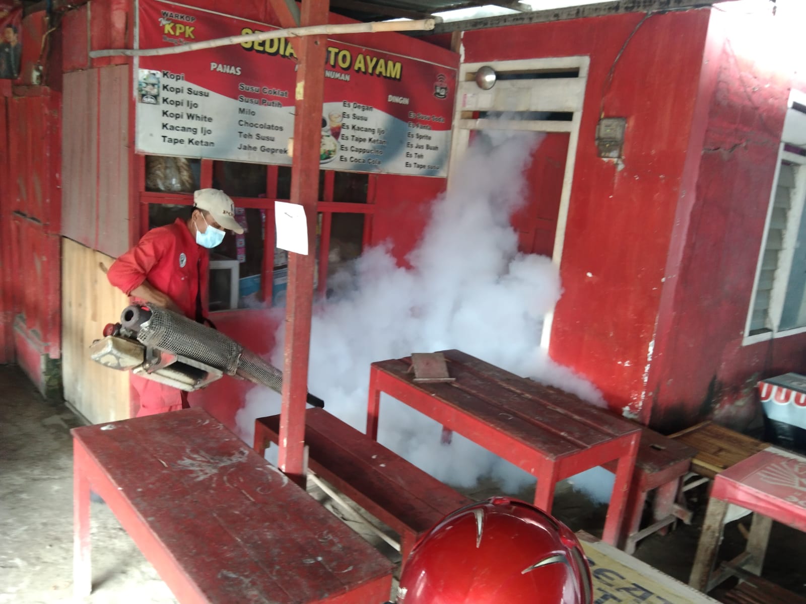 Fogging di Desa Sobontoro Kecamatan Boyolangu oleh petugas Dinas Kesehatan Kabupaten Tulungagung.