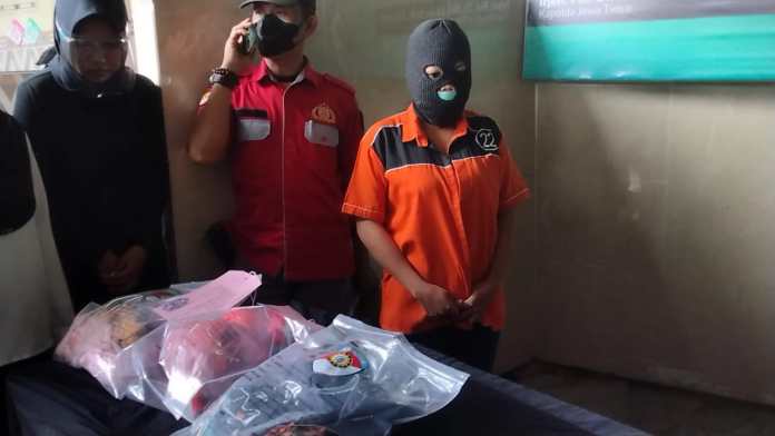 Tersangka pelaku pembuangan bayi di Semampir.