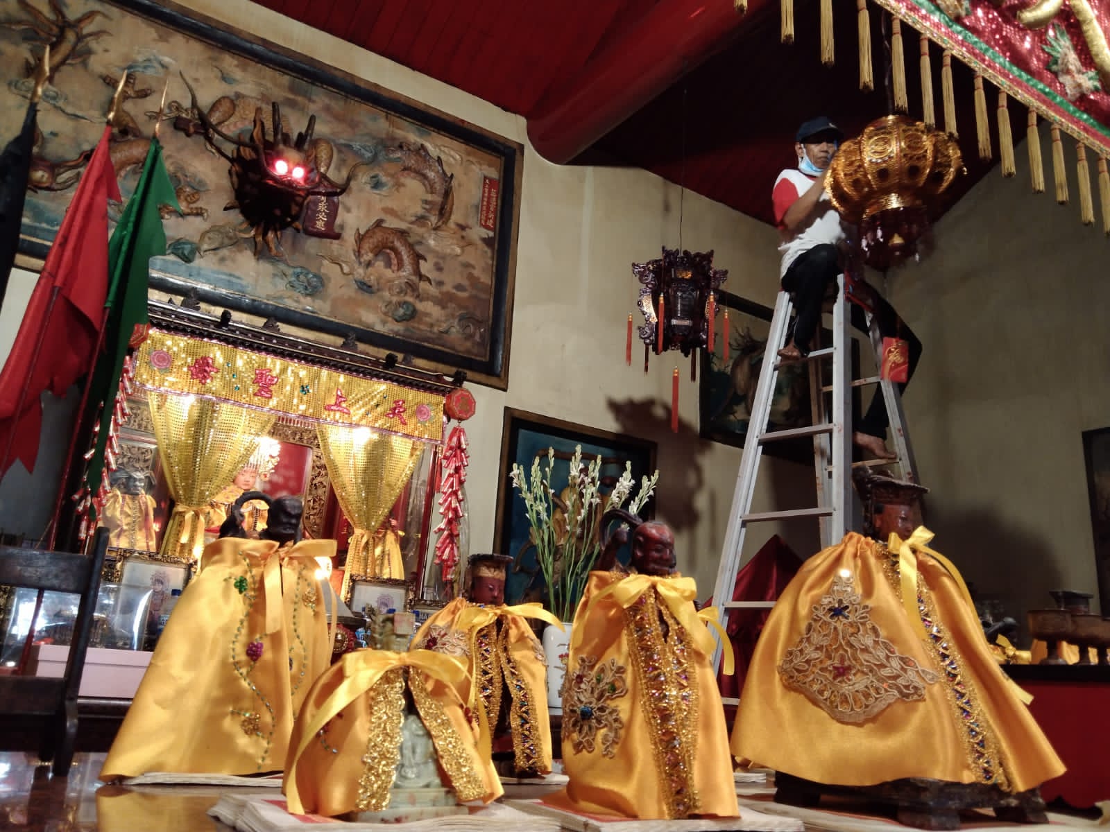 Bersihkan lampion untuk menyambut Imlek.