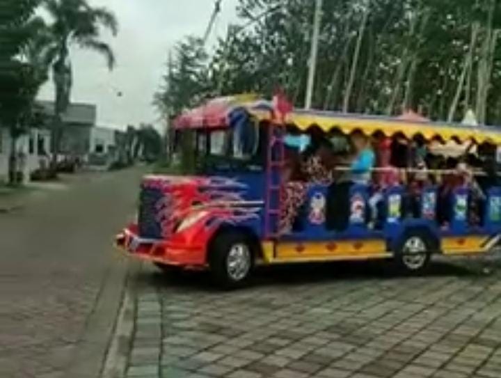 Kereta Kelinci mengangkut penumpang anak-anak dan Ibu-ibu.