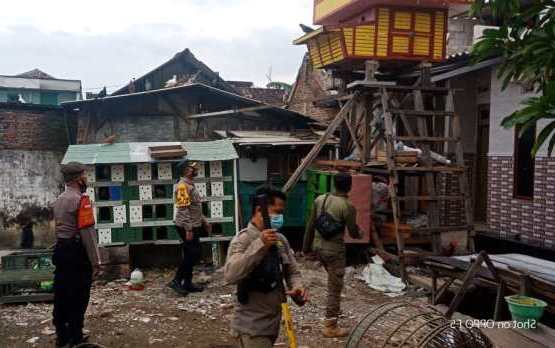 Petugas gabungan razia judi Merpati Tenggumung.