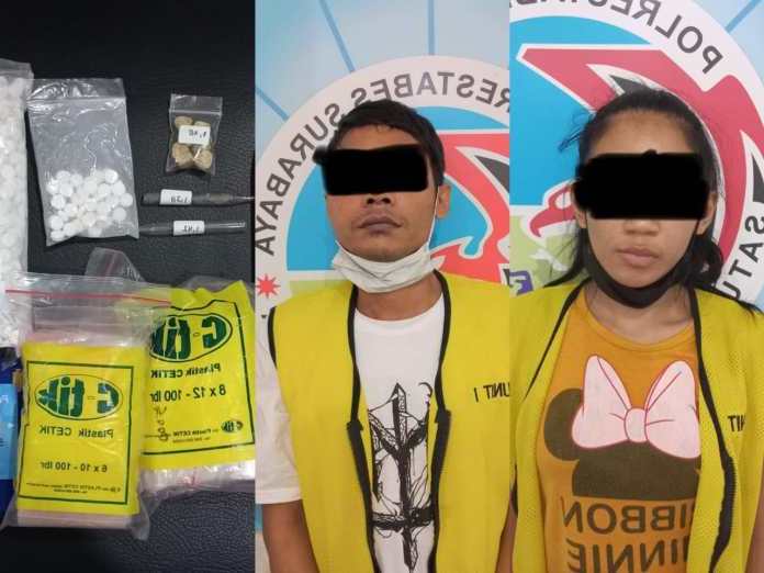 Dua pelaku dan barang bukti yang disita.