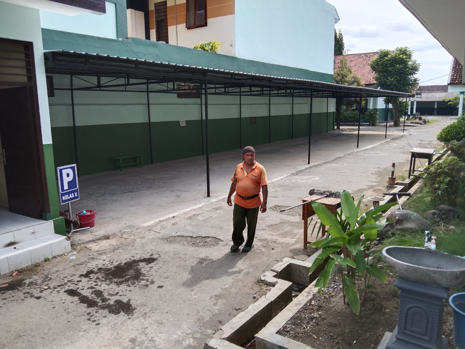 Sepi, tempat parkir yang biasanya penuh dengan kendaraan siswa terlihat kosong.