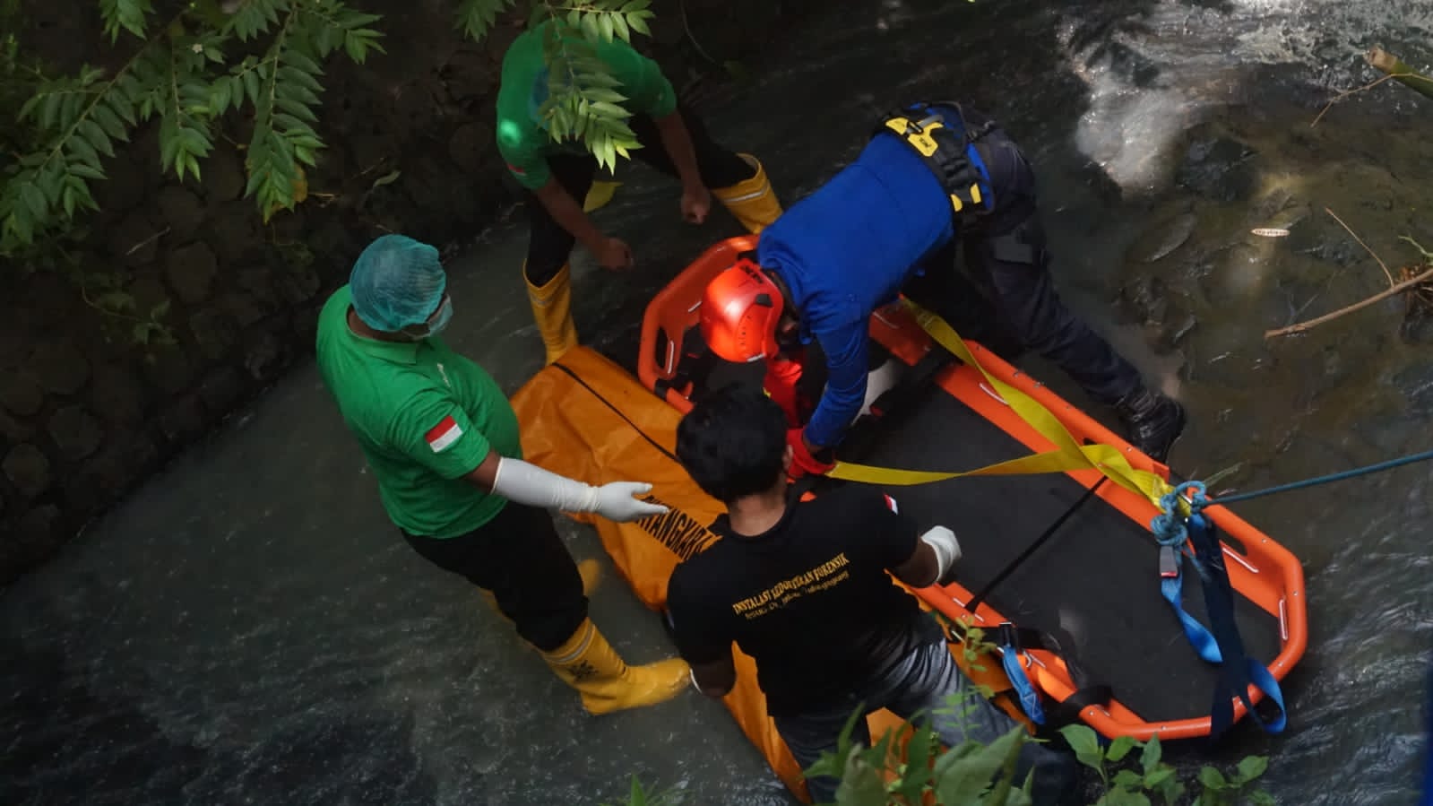 Evakuasi korban dari dasar sungai