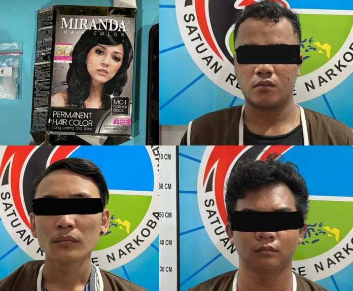 Tiga pelaku dan barang buktinya.