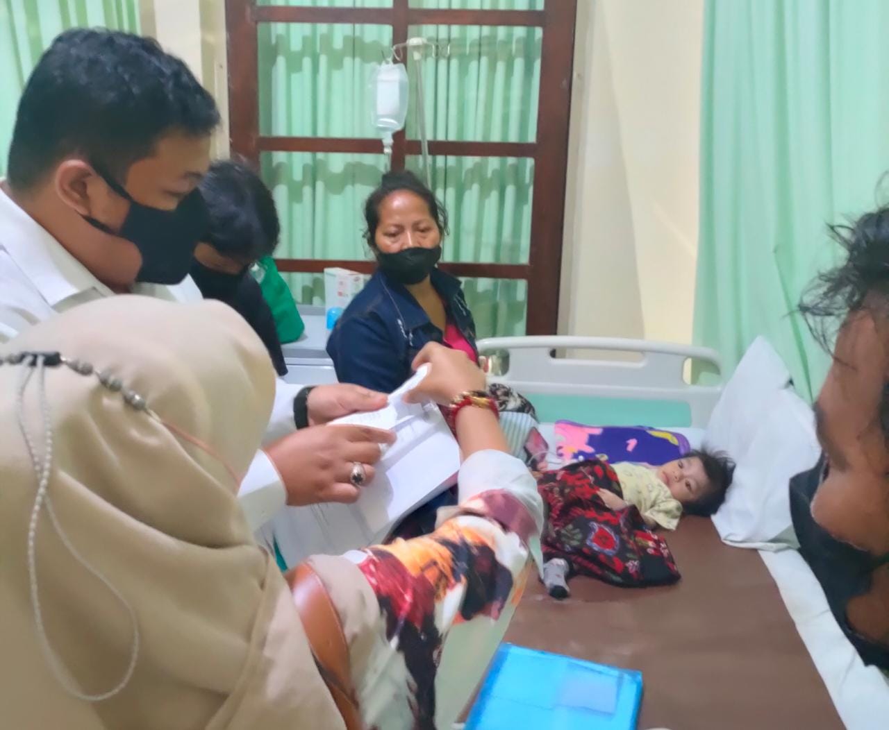 Wakil Sekretaris DPC PDI Perjuangan Kota Surabaya Achmad Hidayat saat menjenguk keluarga Rusdi.