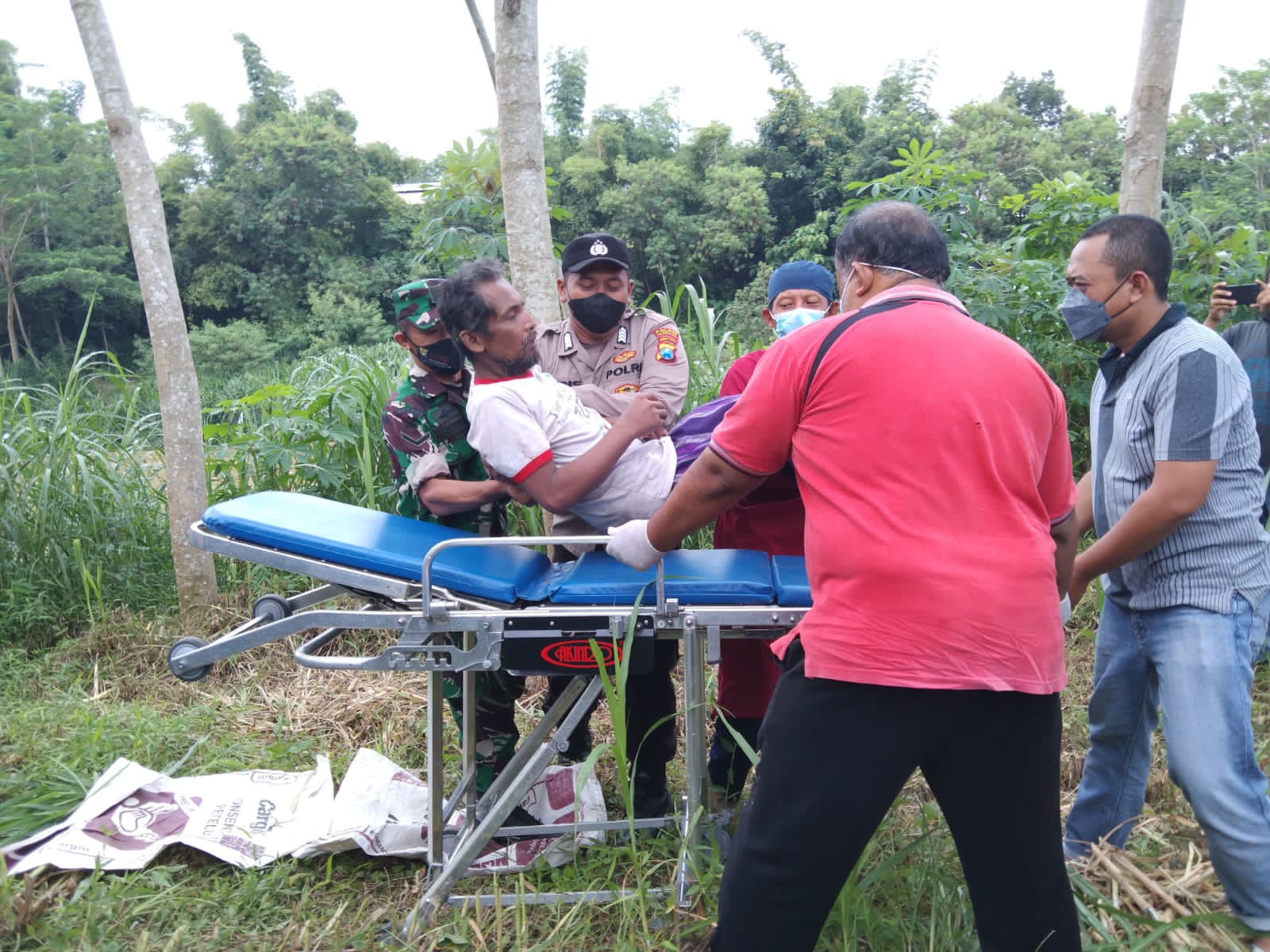 Agus hendak dibawa Puskesmas Ngunut.
