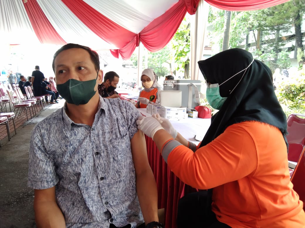 Pemberian vaksinasi booster terhadap ASN di lingkup Pemkab Tulungagung