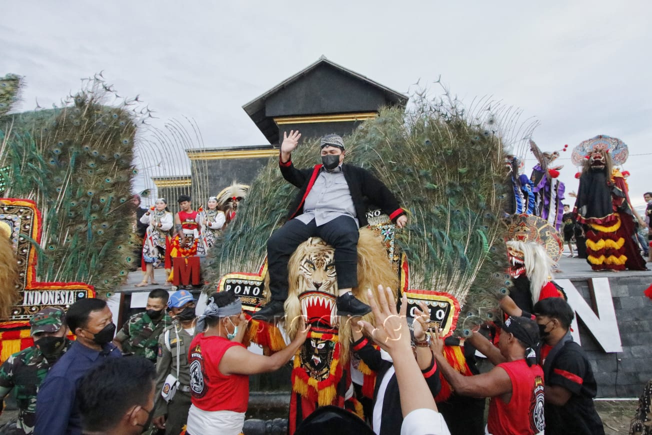 Menteri BUMN Erick Thohir dalam Pagelaran Seni Budaya Reog Punya Indonesia di Monumen Bantarangin, Ponorogo.
