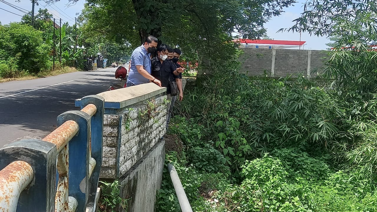 Petugas dari INAFIS dan Satreskrim lakukan olah TKP di sekitar ditemukannya korban dan motor korban.