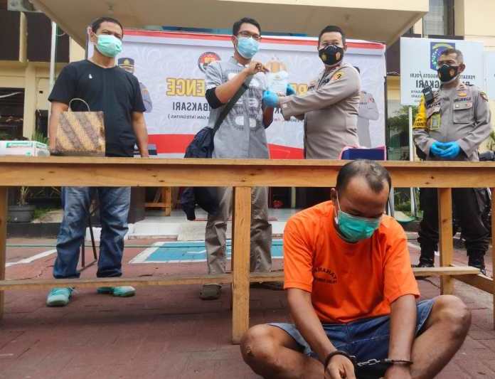 Kompol Akhiyar Kapolsek Tambaksari memberi penghargaan ke Warga.