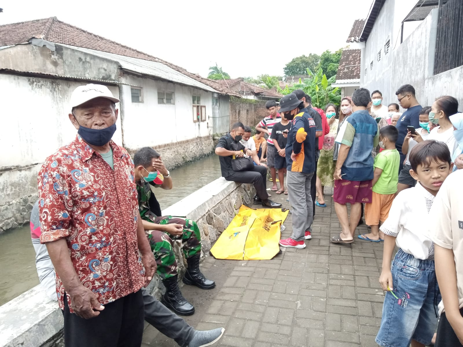 Polisi memeriksa jasad bocah perempuan korban tenggelam di sungai di Kelurahan Bago.
