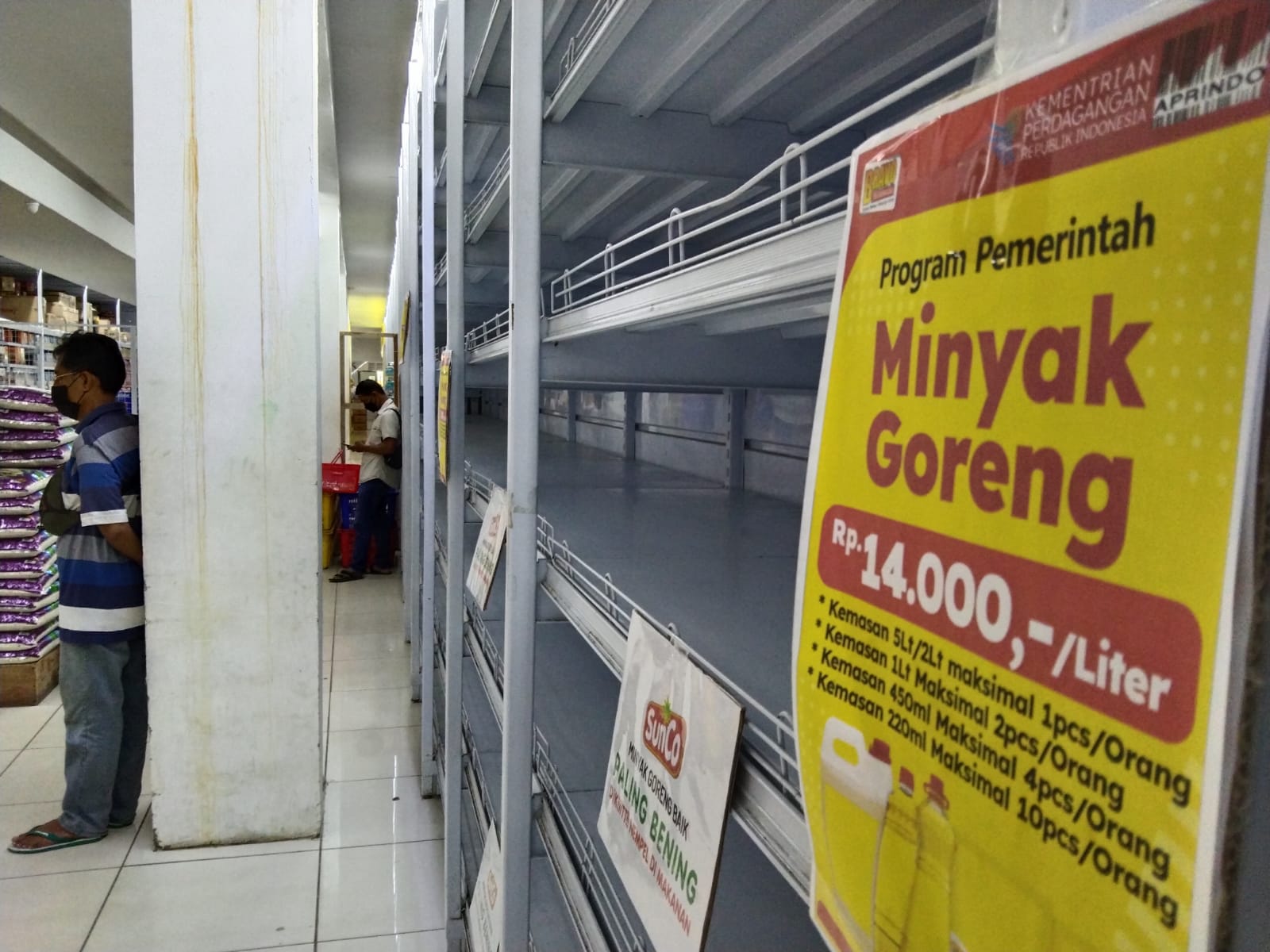 Lenyap, rak migor di salah satu swalayan di Tulungagung kosong.