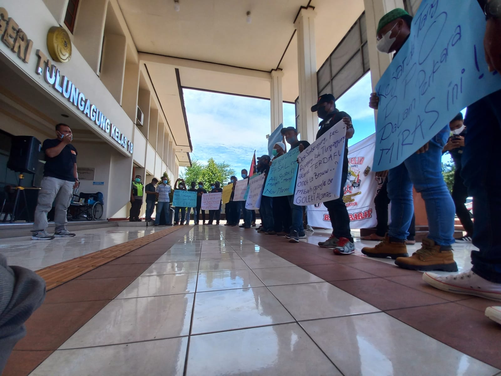 Anggota GPI melakukan aksi didepan Pengadilan Negeri Tulungagung.