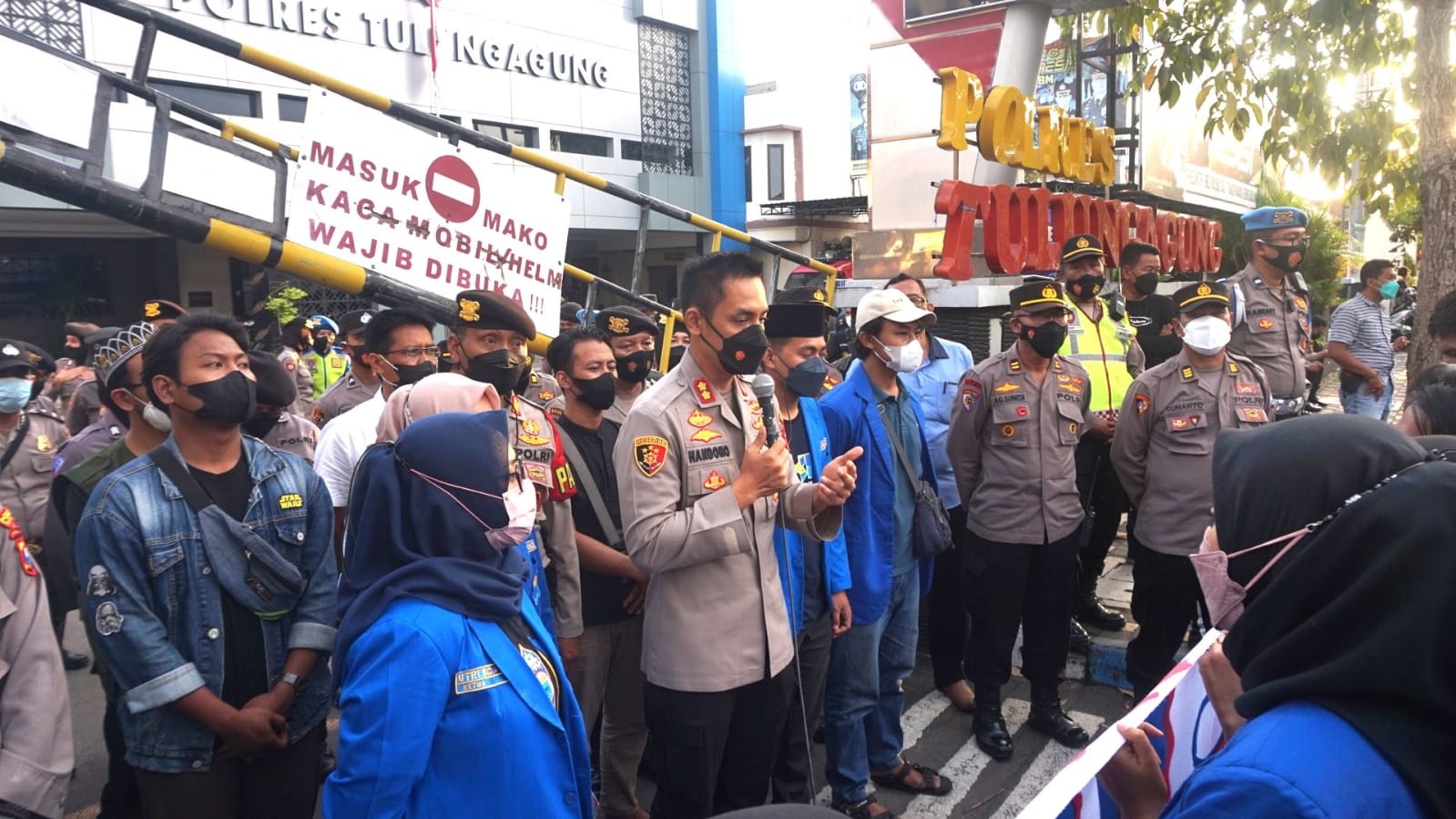 Peserta aksi saat ditemui oleh kapolres Tulungagung, AKBP Handono Subiakto.
