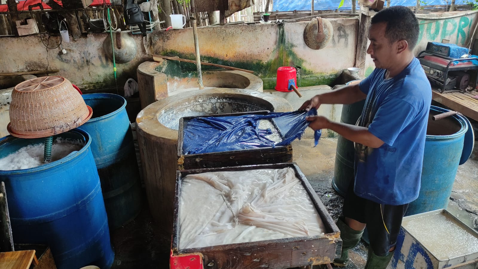 Salah satu pengrajin tahu di Kota Probolinggo, masih tetap produksi di tengah harga kedelai yang belum normal.