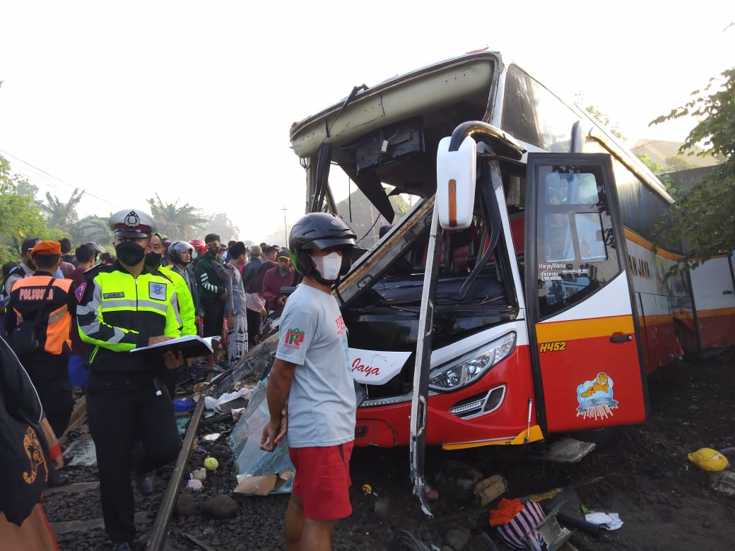 kondisi bus yang ringsek.